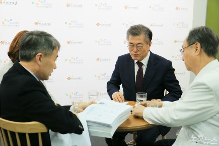 문재인 대통령에게 어린이재활병원 현황을 설명하는 백경학 상임이사. 사진=푸르메재단