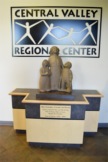설립자 앨리스 곤잘레스 여사 조각상