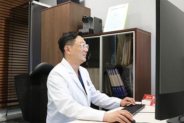 하루 중 가장 오래 머무르는 진료실에서 매일 나눔을 되새기는 신 원장