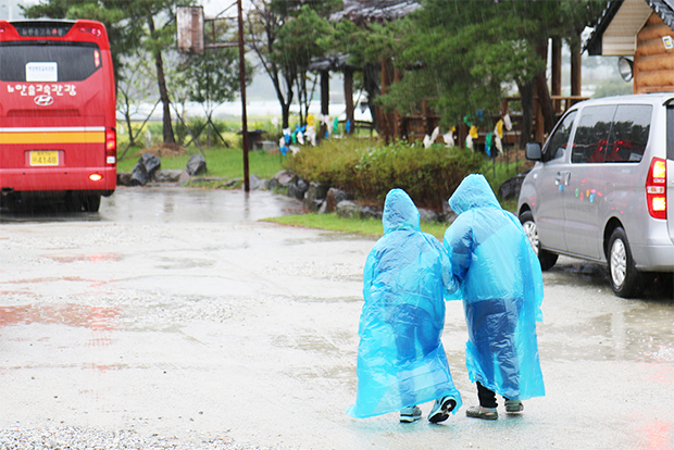 함께 걷는 아이들