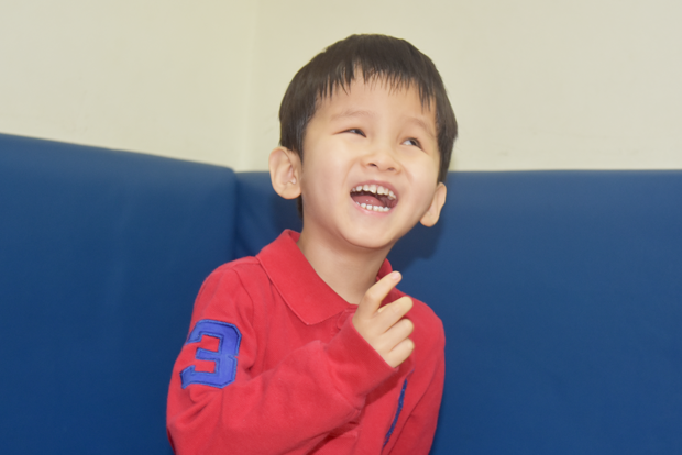 엄마 목소리를 듣고 웃고 있는 김희망 어린이.