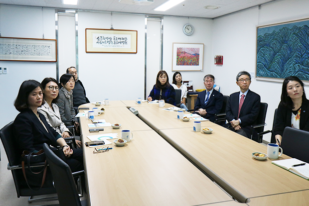 푸르메스마트팜 건립사업에 대해 경청하고 있는 기부컨설팅위원회 자문위원들