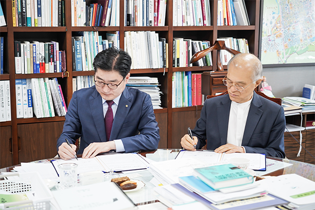 장애청년 일자리 창출을 위한 가칭 ‘푸르메스마트팜 강동농원’ 건립 양해각서에 서명하고 있는 강지원 푸르메재단 이사장(오른쪽)과 이정훈 강동구청장