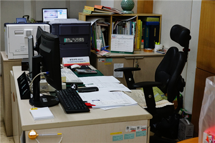 ▲고객을 돕느라 동분서주하며 바쁜 하루를 보내는 민동진 국장은 자리를 자주 비운다