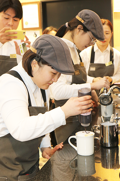 라떼아트를 시연하는 종로점 바리스타들