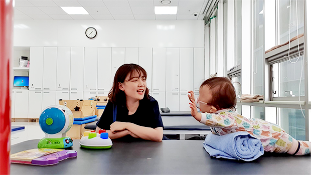 치료 받는 어린이와 함께 (이한비 물리치료사 제공)