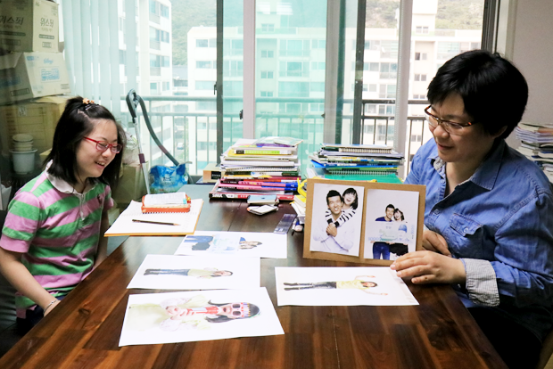 션 홍보대사와 함께 찍었던 사진을 보며 얘기를 나누고 있는 서경주 씨와 지영이.