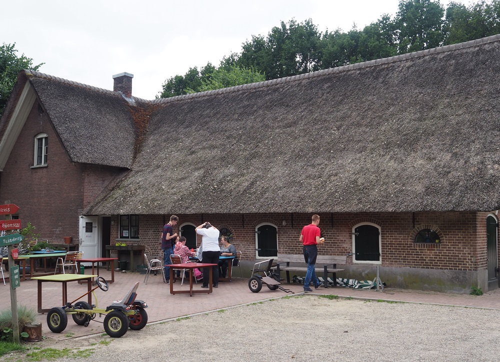 점심식사를 준비하는 이용객들