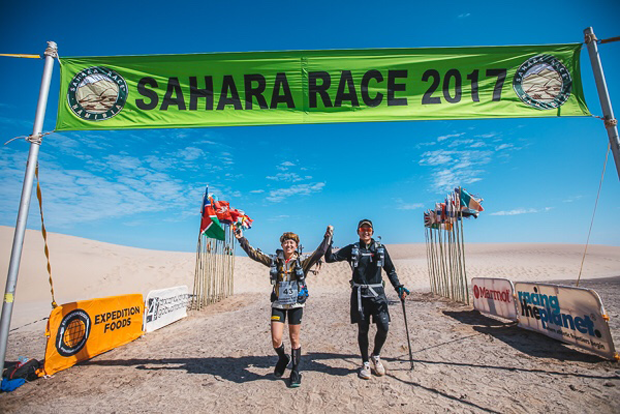 포기하지 않고 달린 끝에 무사히 결승점을 통과한 김채울 씨(사진 왼쪽).