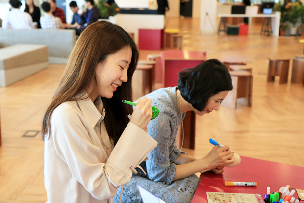 마라카스를 정성껏 꾸미고 있는 카카오 임직원들.