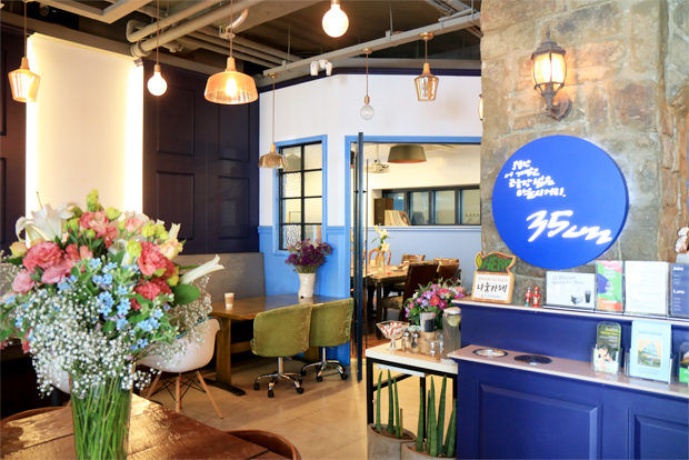 뇌성마비 장애인의 일터와 쉼터가 되고 있는 카페 35cm.