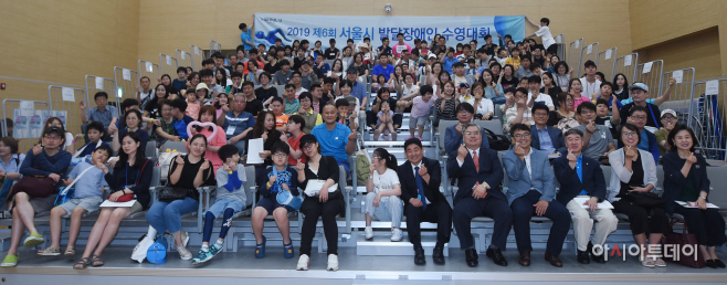 22일 서울 마포구 마포푸르메스포츠센터에서 열린 ‘2019 제6회 서울시 발달장애인 수영대회’ 개회식에서 참가선수와 관계자들이 기념촬영을 하고 있다. /김현우 기자