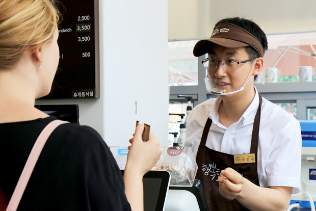 음료 주문을 받고 있는 구정환 씨