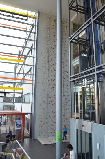 ▲ 한 장애어린이가 인공암벽등반 구조물에 오를 준비를 하고 있다.