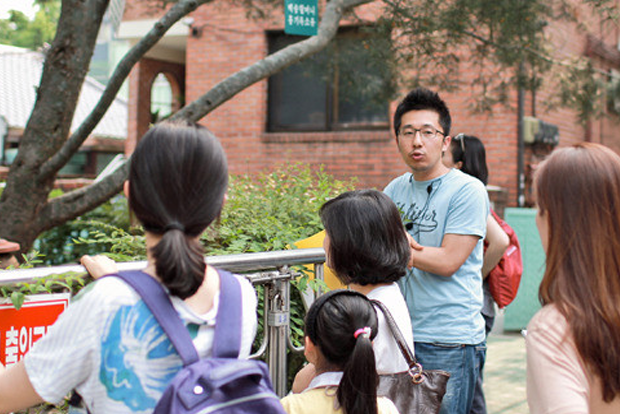 서촌의 가치를 경험할 수 있도록 골목 여행을 진행하는 설재우 씨 (출처 : 마이리얼트립) 