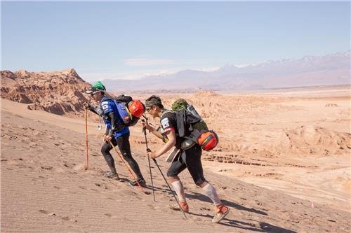 지난해 칠레 아타카마 사막을 횡단했던 김채울(왼쪽)씨 모습 [푸르메재단 제공]
