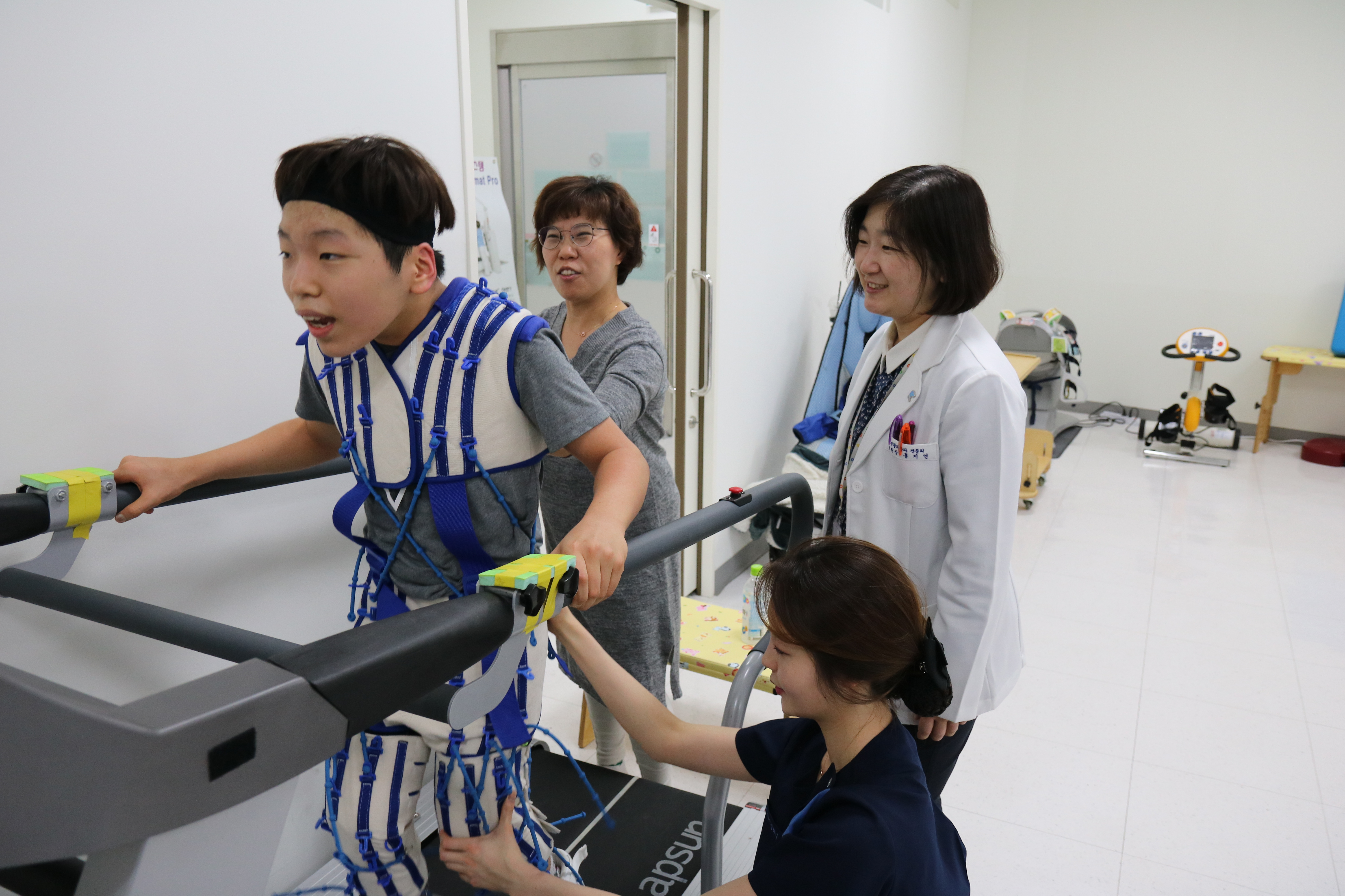 집중운동 프로그램에 참여하고 있는 이주언 군과 홍지연 부원장 (푸르메재단 DB)