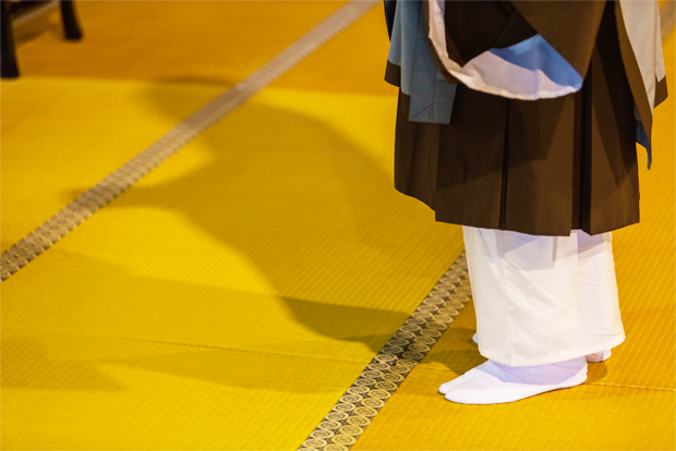 절을 하고 있는 스님 