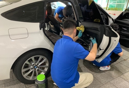 차 내부 청소하는 발달장애인 직원들 