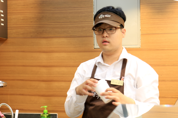 손님이 주문한 음료를 만들고 있는 이세민 바리스타