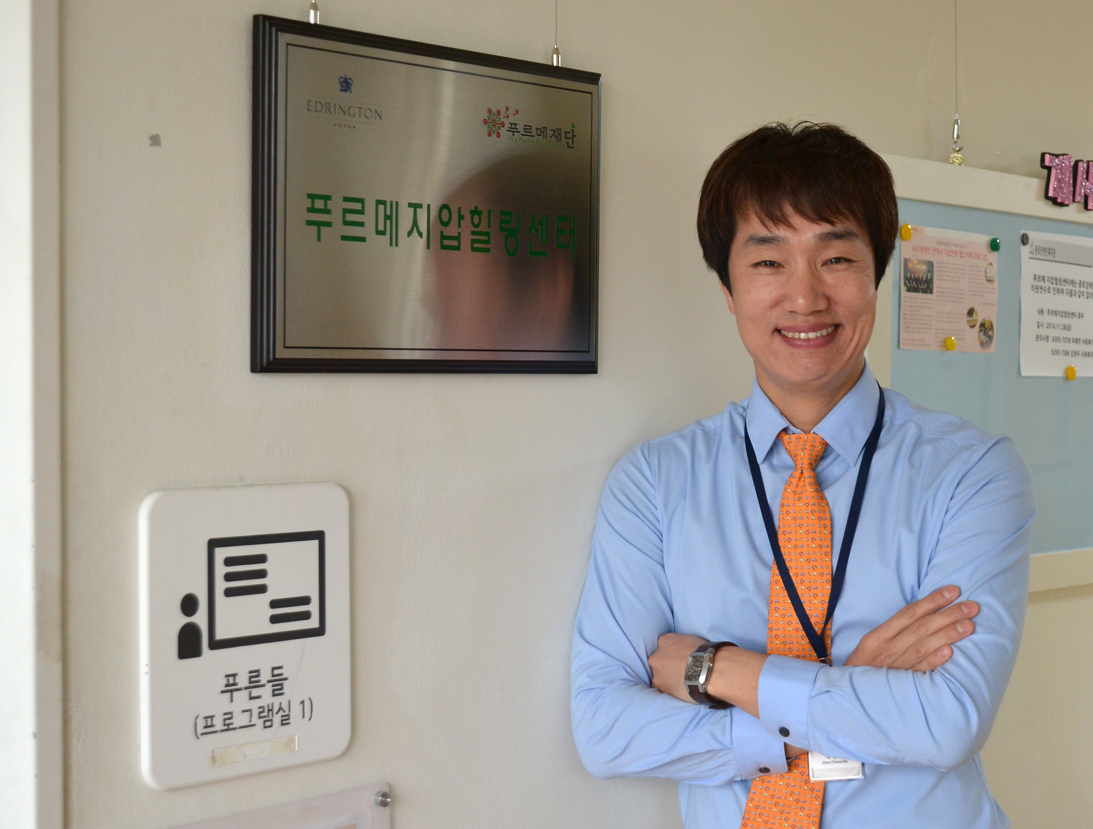 ▲ 올 3월 16일에 있었던 동아국제마라톤 ‘10K 미라클런’ 행사에 참석한 채춘호 팀장.(왼쪽 사진 뒷열 맨우측) 미라클런 완주 약속으로 직원들과 이용자분들을 위해 신선한 우유 200개를 돌렸다.(오른쪽)