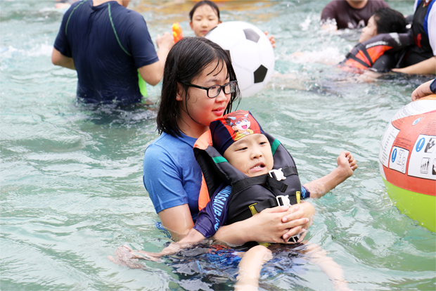 물놀이를 하고 있는 지석이와 지석이 누나
