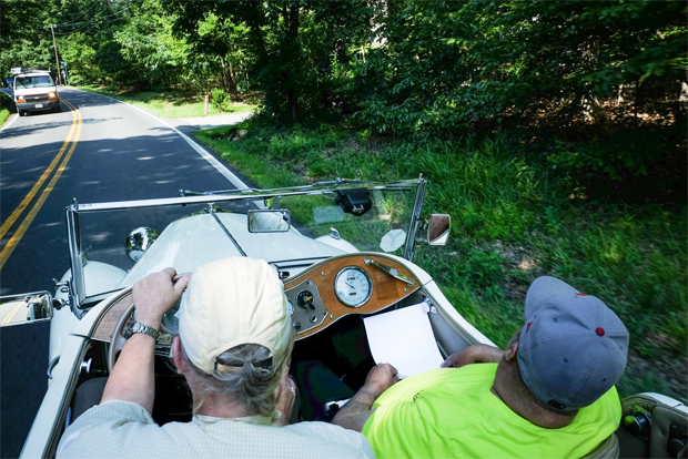 브래일랠리에 참여해 도로를 주행하고 있는 참가자. (출처 : The Washington Post)