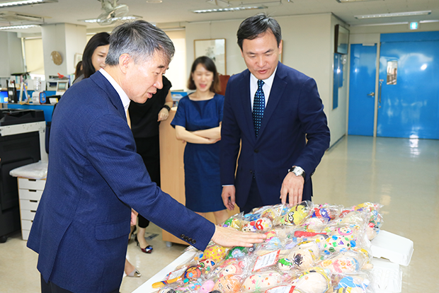 한국존슨앤드존슨 임직원이 만든 마라카스를 살펴보고 있는 김광호 대표(오른쪽)와 백경학 상임이사