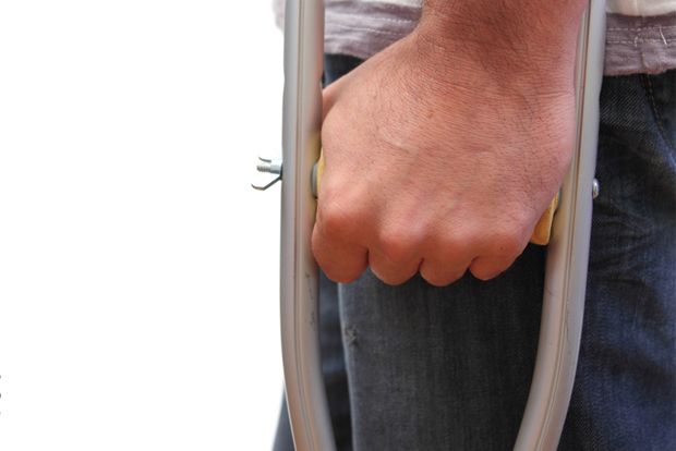 목발을 짚고 있는 사람