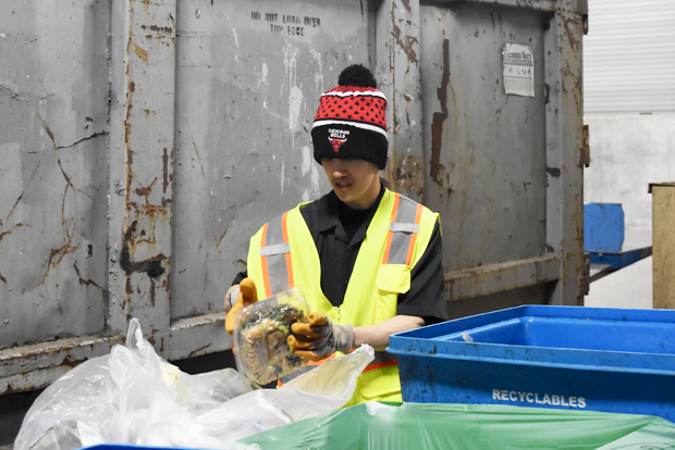 메리어트 호텔에서 분리수거를 하고 있는 장애인
