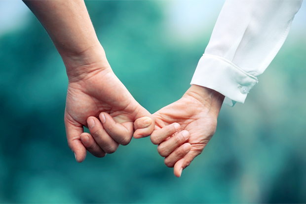새끼손가락을 서로 걸고 있는 두 사람