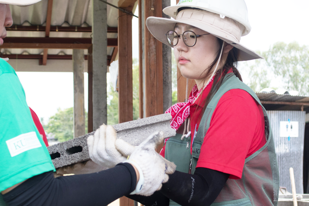 태국의 주거환경이 열악한 주민들을 위한 집짓기 봉사활동에 동참하고 있는 모 (사진 서동화 씨 제공)