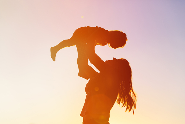 아이를 안고 있는 엄마