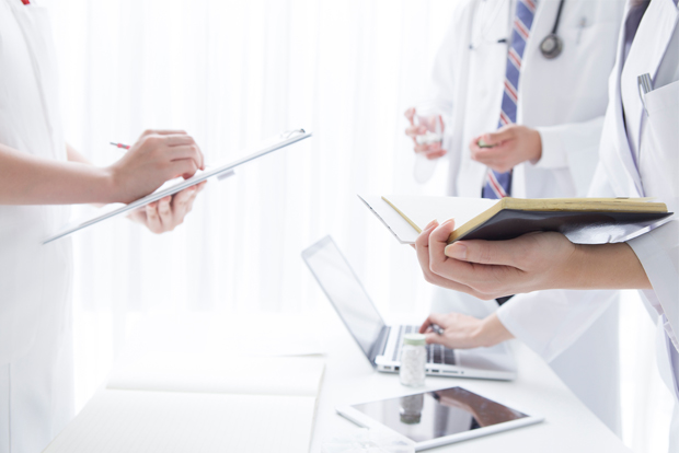 차트를 보고 있는 의사와 간호사