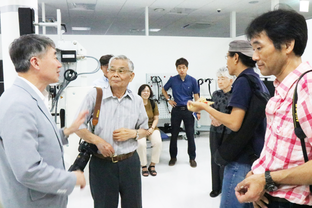 어린이재활병원을 꼼꼼히 둘러보고 있는 노무라 할아버지