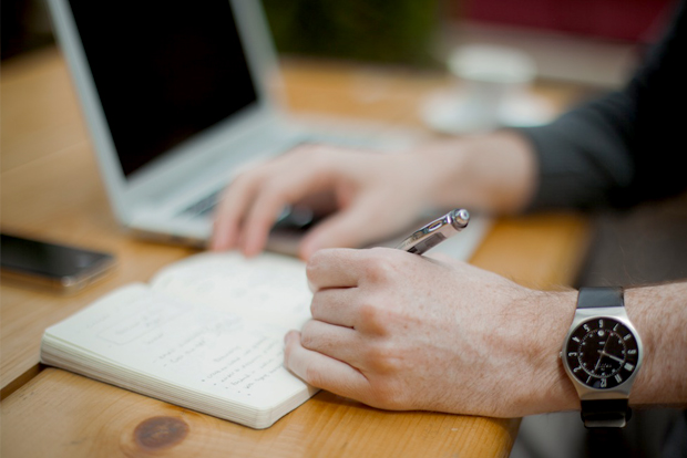 노트에 메모하는 사람