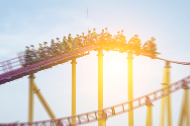 롤러코스터를 타고 있는 사람들