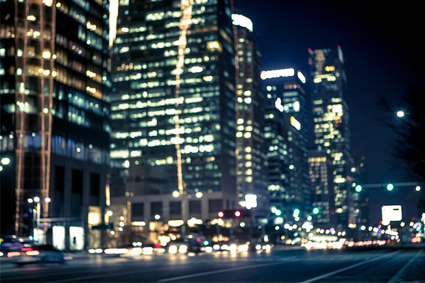 불빛으로 반짝이는 도시 번화가