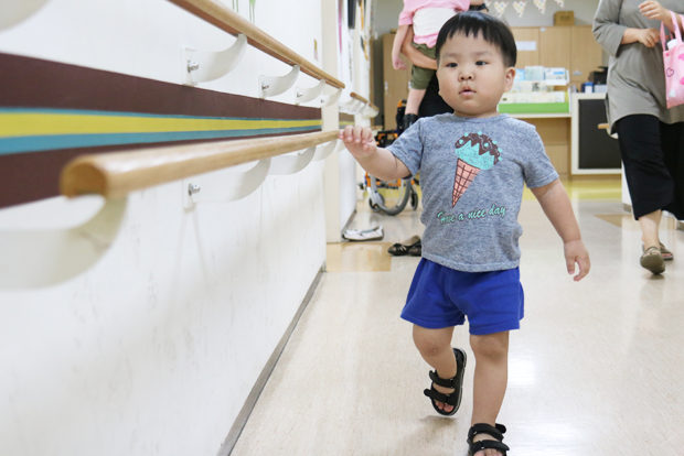 재활치료실로 걸어가고 있는 현우