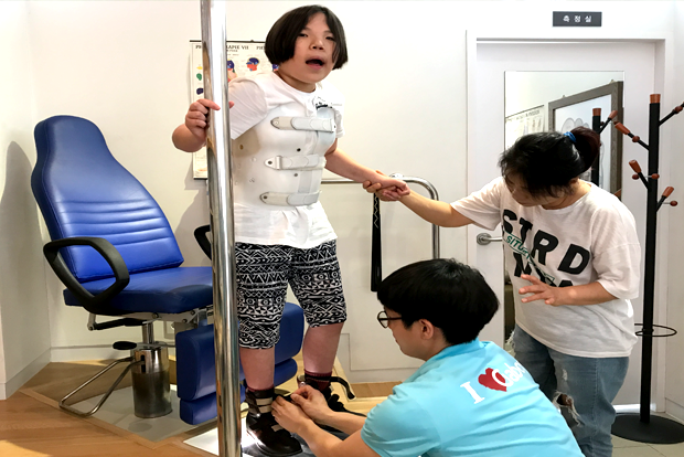 신발 제작에 앞서 발모양 측정에 나선 선우 (워킹온더클라우드)