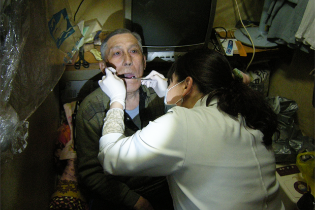 지역사회 내 거동이 불편한 장애인을 방문 진료한 푸르메치과 의료진 (푸르메재단 DB)