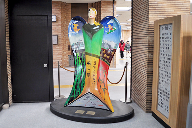 ▲ 입구에서 이용자들을 반기는 조형물.