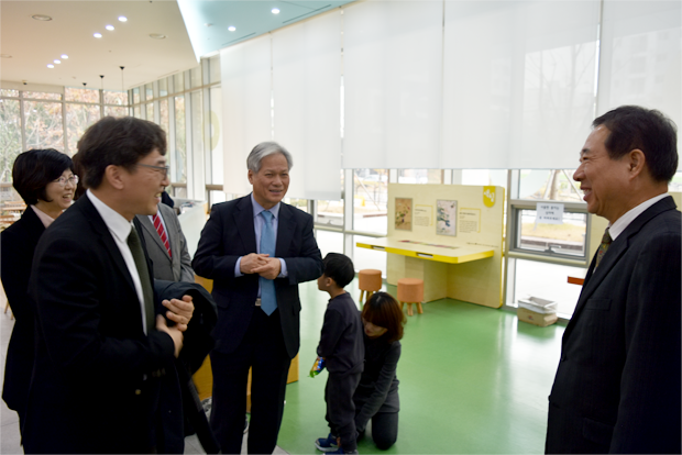 푸르메어린이재활병원을 둘러보고 있는 국립중앙박물관 관계자들