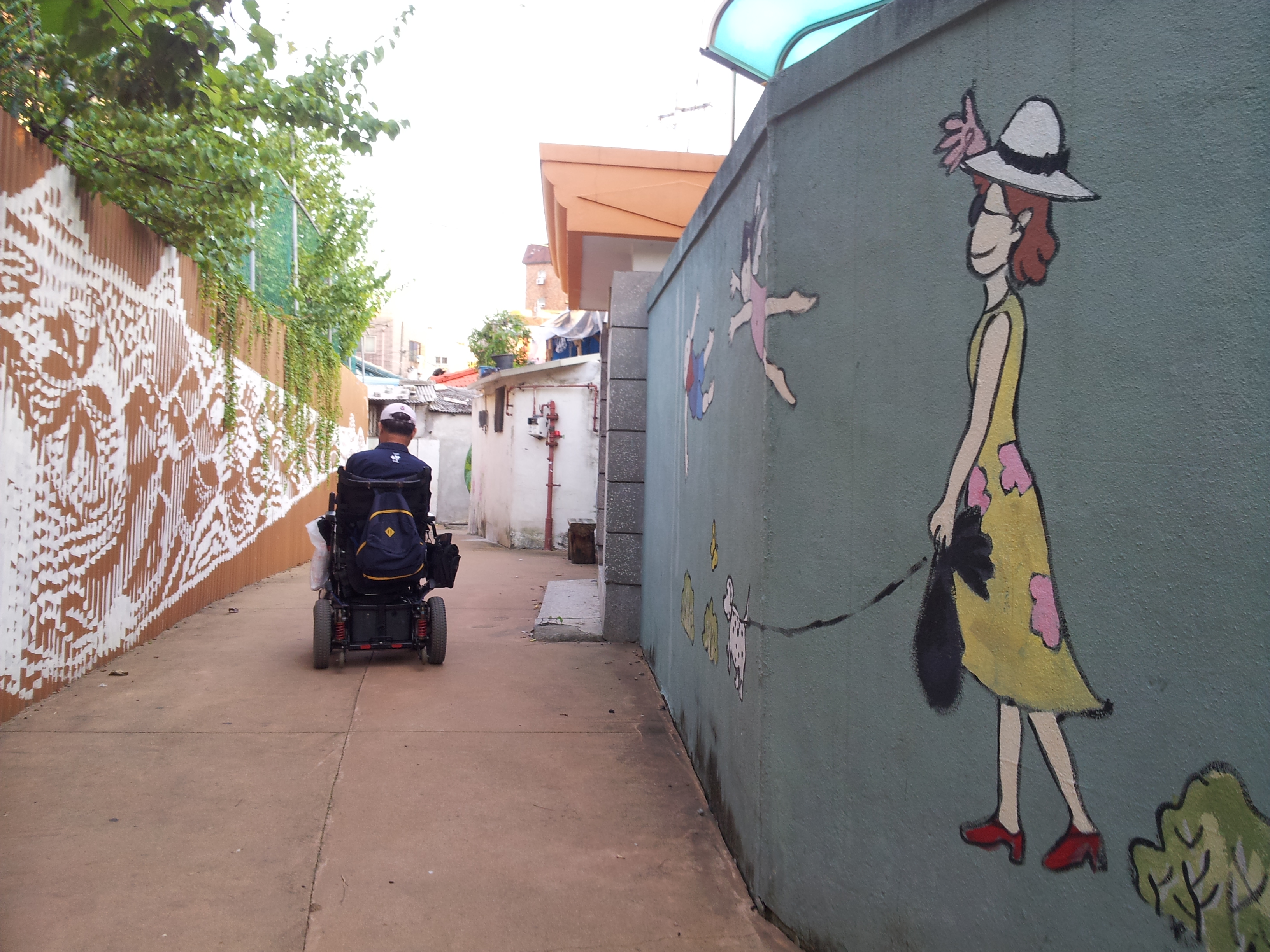 ▲ 수문인 화홍문 바로 옆에 위치한 행궁 벽화마을은 둘러보는 재미가 있다.