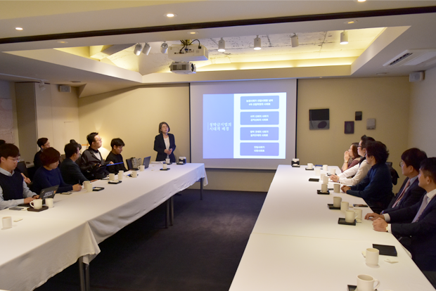 김영란 전 대법관의 특강을 듣고 있는 더미라클스 회원들