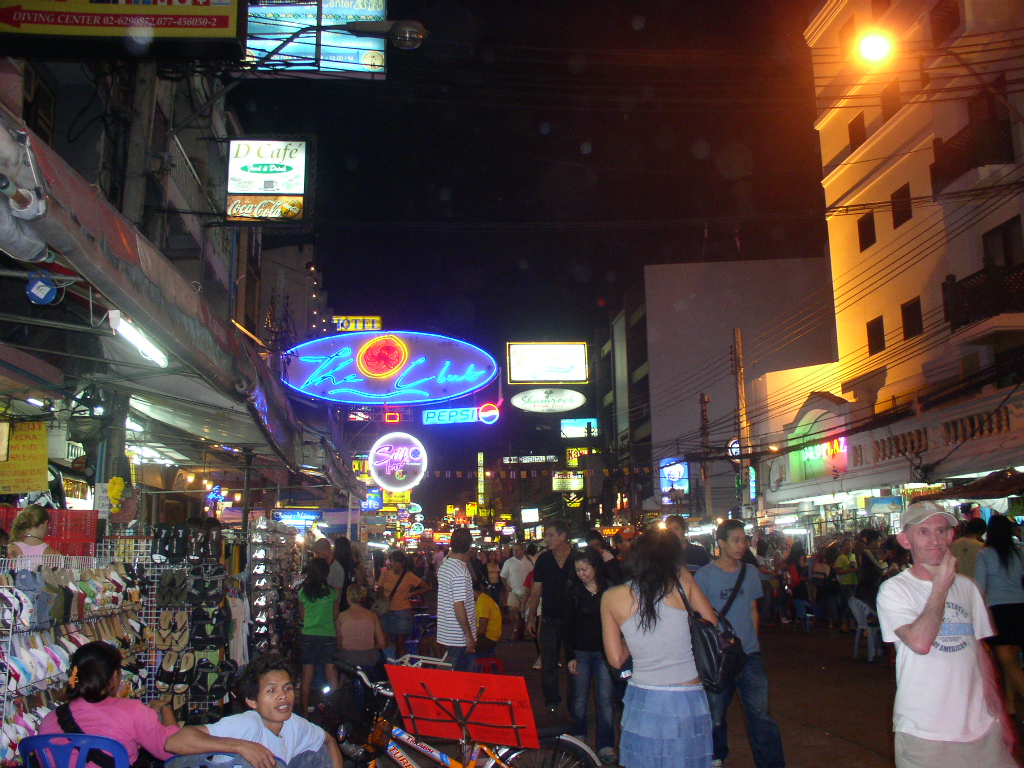 ▲ 밤이 되자 카오산 로드는 다양한 나라의 외국인 여행자들로 북적인다.