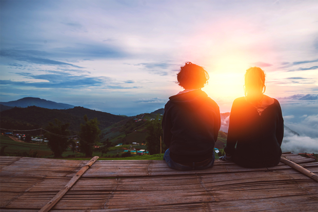 자연 풍광을 바라보고 있는 두 사람