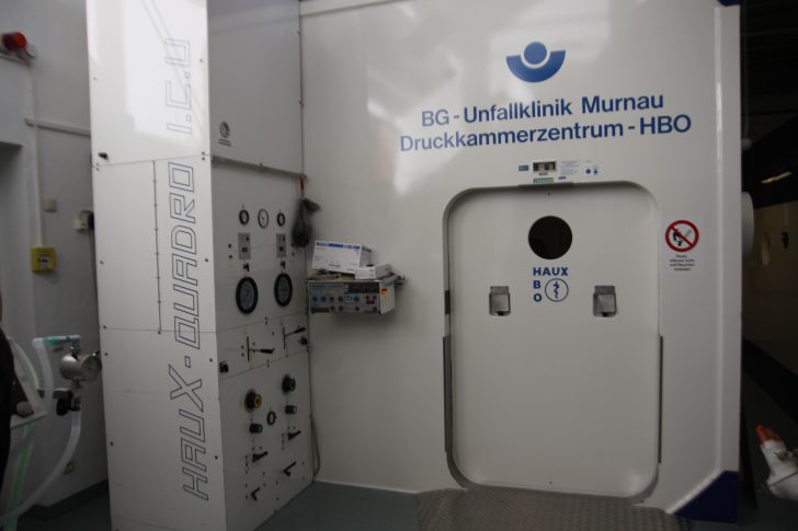 ▲ 다양한 장애를 입은 환자들을 격리해 치료하는 전문치료장비 ‘HBO'.