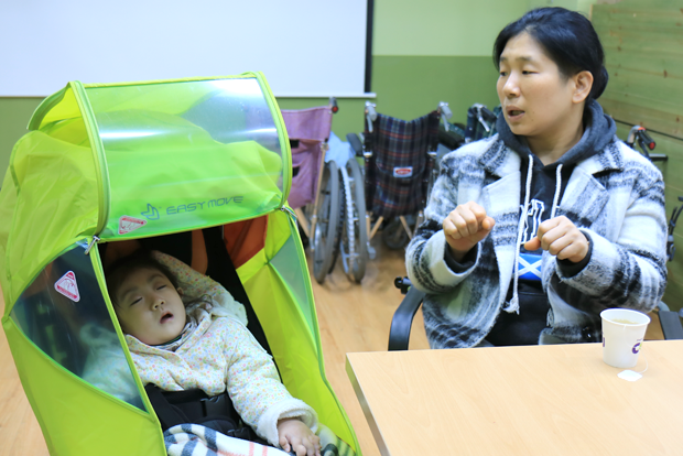 가은이의 새 유모차에 대해 이야기하고 있는 할머니