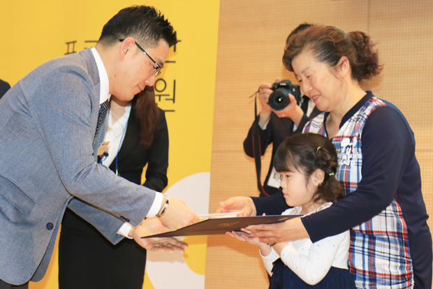 재활치료에 적극 참여한 환아에게 주는 우수재활상 수상자 이소정 어린이.